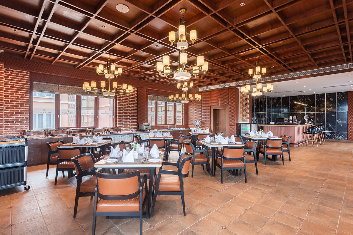 Dining & Bar