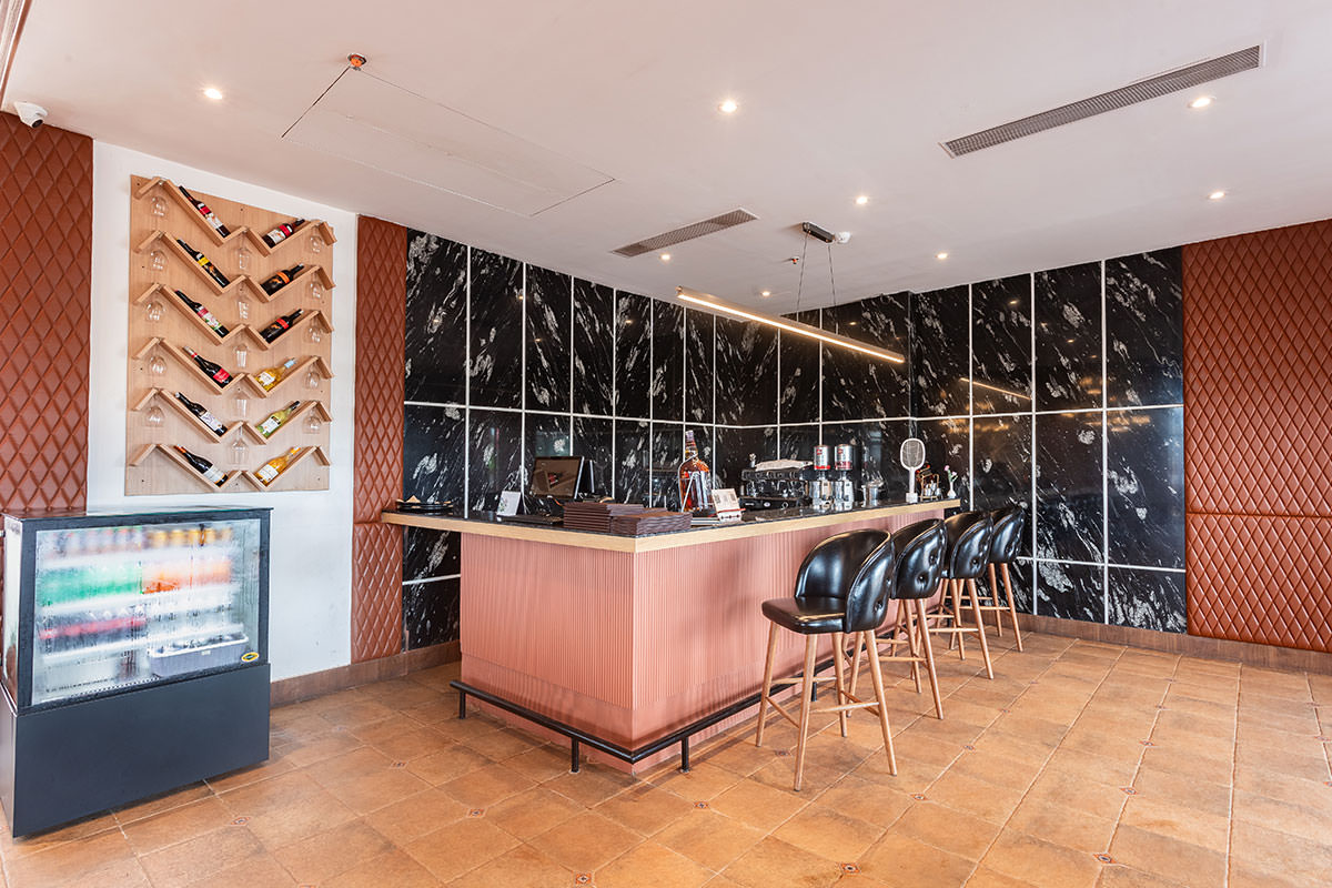 Dining & Bar